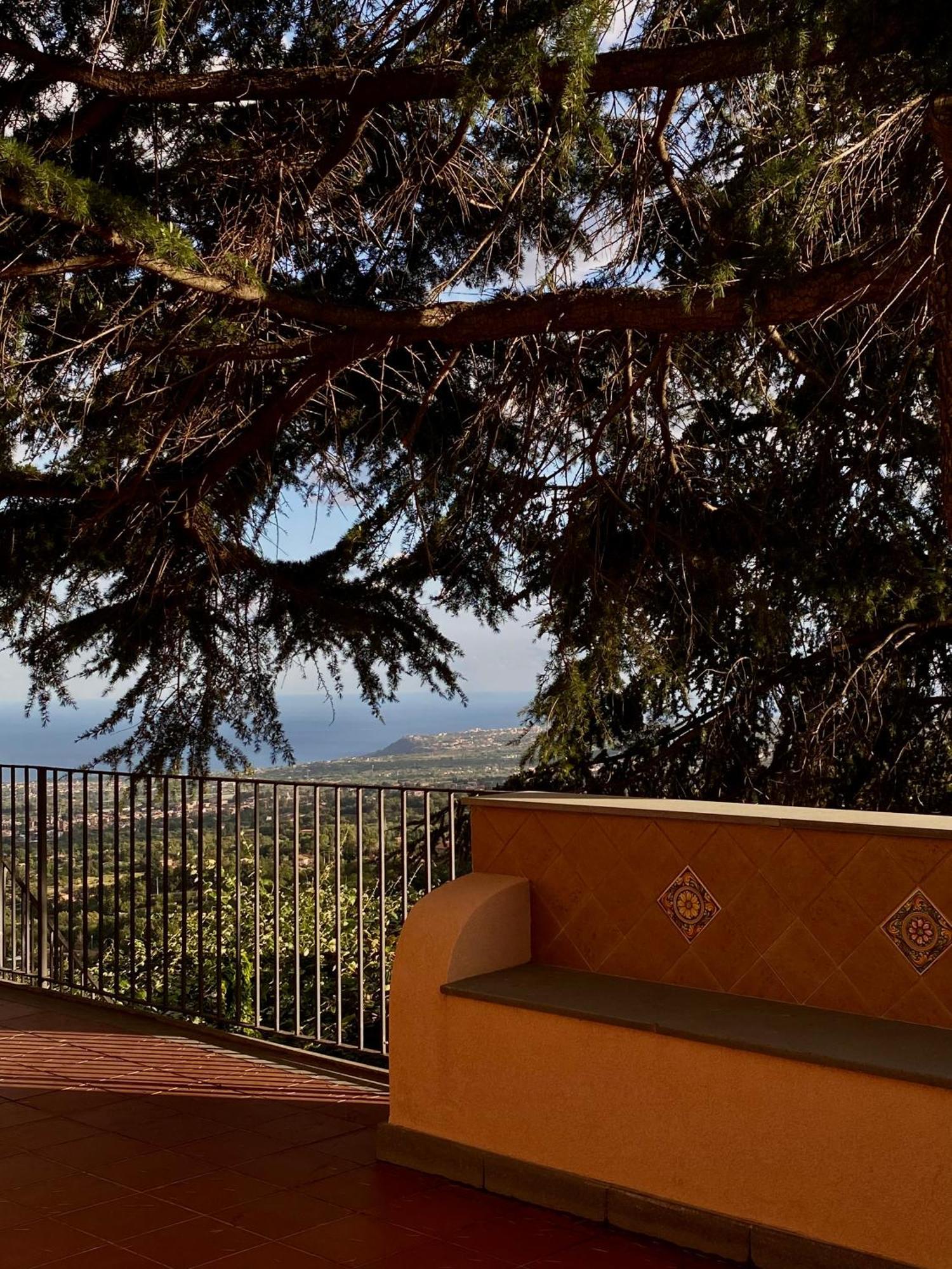 Tenuta Kiwi Dell'Etna Milo Esterno foto