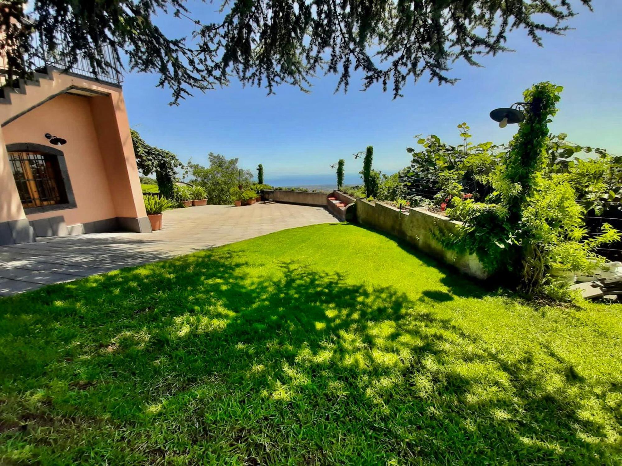 Tenuta Kiwi Dell'Etna Milo Esterno foto
