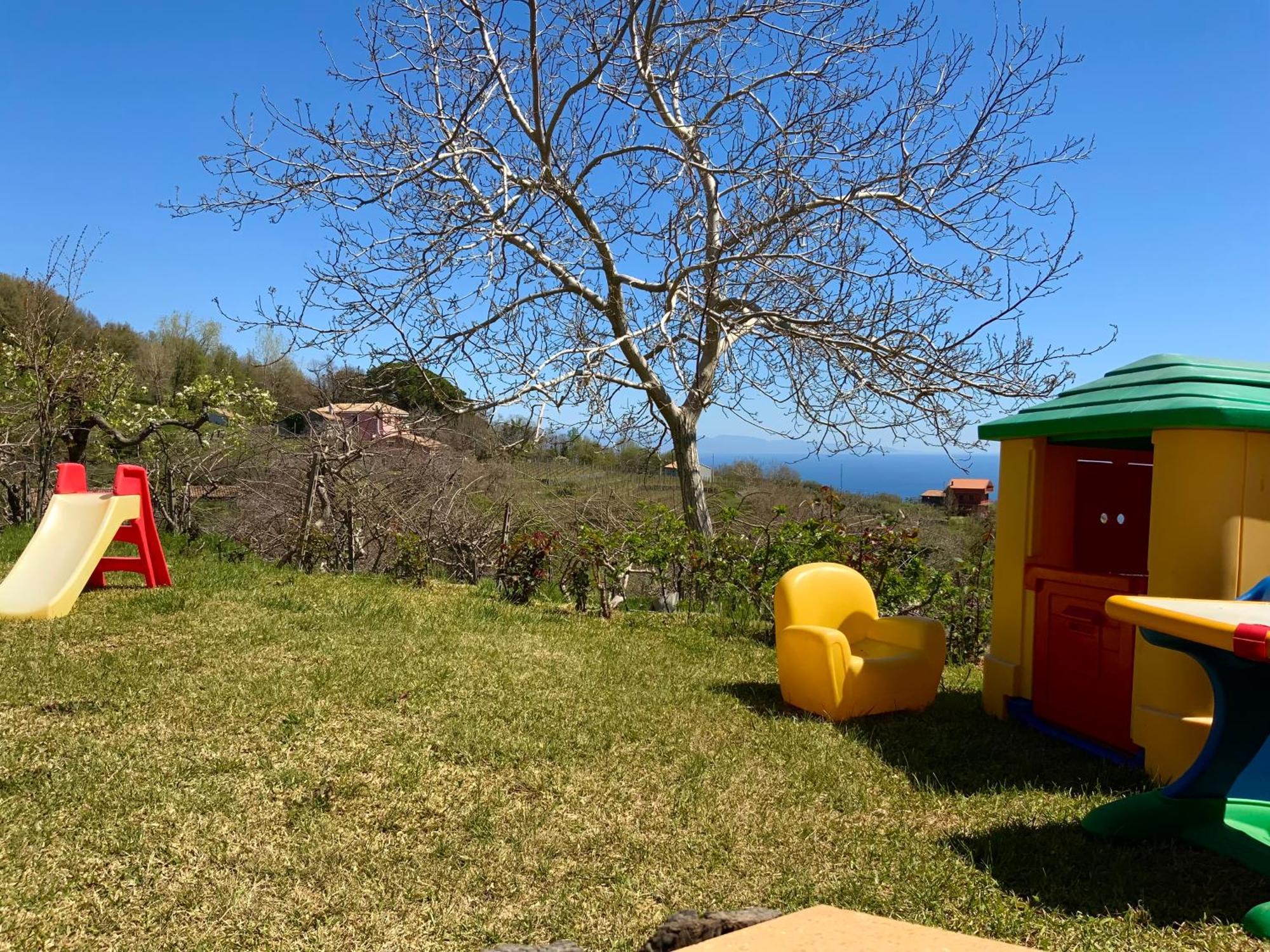 Tenuta Kiwi Dell'Etna Milo Esterno foto