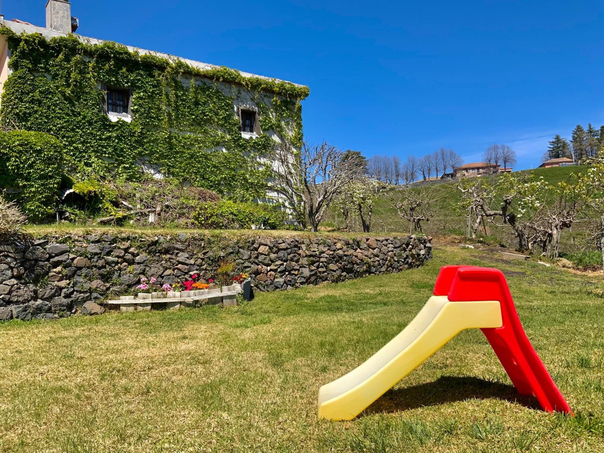 Tenuta Kiwi Dell'Etna Milo Esterno foto